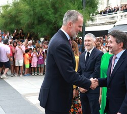 Su Majestad el Rey recibe el saludo del presidente de la Fundación Consejo España-Estados Unidos, Josu Jon Imaz