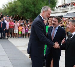 Don Felipe es saludado por el presidente honorario del United States–Spain Council y senador estadounidense, Ben Ray Luján