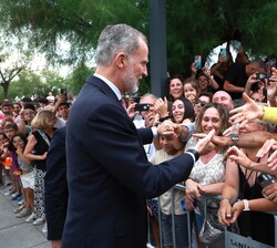 Don Felipe saluda a varios vecinos que se acercaron a darle la bienvenida a las puertas del Gran Casino Sardinero