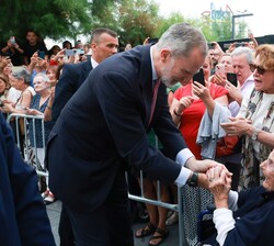 Don Felipe saluda a una señora que se encontraba en las puertas del Gran Casino Sardinero 
