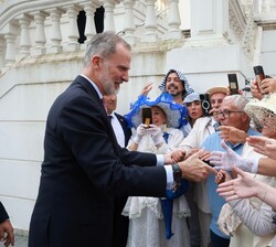 Su Majestad el Rey saluda a algunas de las personas que esperaban en el acceso principal del Gran Casino Sardinero