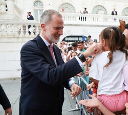 Don Felipe saluda a una niña que se encontraba a su llegada al Gran Casino Sardinero