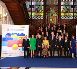 Fotografía de grupo de Su Majestad el Rey acompañado de las autoridades asistentes al acto