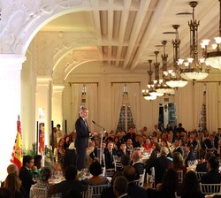 Vista general de la sala durante la intervención del Rey, con autoridades y representantes institucionales