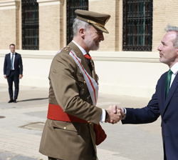 Su Majestad el Rey es recibido por el presidente del Gobierno de Aragón, Jorge Antonio Azcón