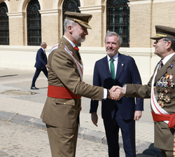 Su Majestad el Rey es recibido por el jefe de Estado Mayor del Ejército de Tierra, general de Ejército Amador Fernando Enseñat y Berea