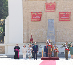 Su Majestad el Rey a su llegada a la Academia General Militar, durante la interpretación del Himno Nacional