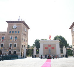 Su Majestad el Rey a su llegada a la Academia General Militar, durante la interpretación del Himno Nacional