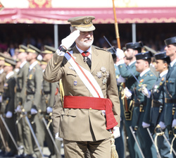 Su Majestad el Rey pasa revista a una compañia de alumnos de la Guiardia Civil