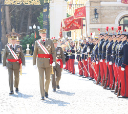 Su Majestad el Rey pasa revista a las compañias de alumnos que rendian honores