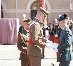 Su Majestad el Rey entrega el Real Despacho al numero Uno de la promoción de la Guardia Civil