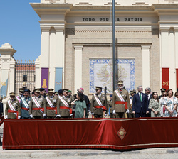 Su Majestad el Rey en la Tribuna momentos antes de dar comienzo el desfile militar