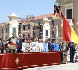Su Majestad el Rey al paso de la Enseña Nacional durante le desfile