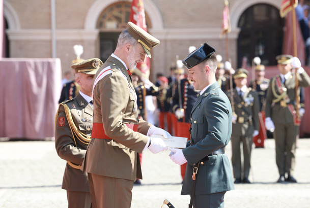 Su Majestad el Rey entrega el Real Despacho al numero Uno de la promoción de la Guardia Civil