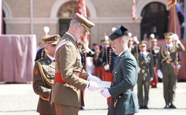 Su Majestad el Rey entrega el Real Despacho al numero Uno de la promoción de la Guardia Civil