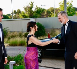 Su Majestad el Rey recibe el el saludo de la presidenta de la Comunidad de Madrid, Isabel Díaz Ayuso