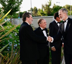 S.M. el Rey recibe el saludo del director del diario ABC, Julián Quirós