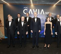 Fotografía de grupo de Sus Majestades los Reyes acompañados por el presidente de Vocento, el director de ABC, el presidente del jurado, los premiados 