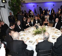 Don Felipe y Doña Letizia ocupan su lugar en la mesa presidencial