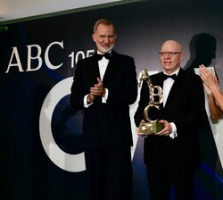 Don Felipe y Doña Letizia junto al ganador del Premio "Mariano de Cavia", Jorge Fernández Díaz