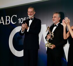 Sus Majestades los Reyes junto al ganador del Premio "Luca de Tena", Carlos Alsina