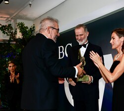 Don Felipe y Doña Letizia hacen entrega del Premio "Mingote" a Txema Rodríguez