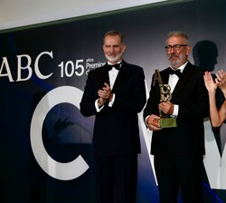 Sus Majestades los Reyes junto al ganador del Premio "Mingote", Txema Rodríguez