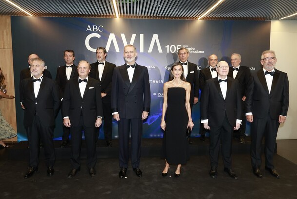 Fotografía de grupo de Sus Majestades los Reyes acompañados por el presidente de Vocento, el director de ABC, el presidente del jurado, los premiados 