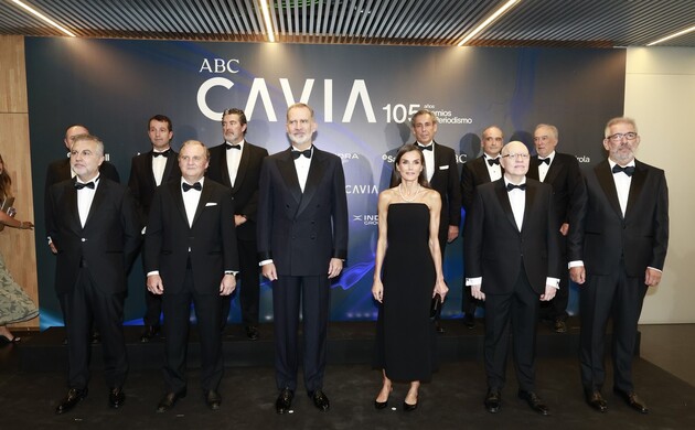 Fotografía de grupo de Sus Majestades los Reyes acompañados por el presidente de Vocento, el director de ABC, el presidente del jurado, los premiados 