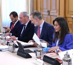Sus Majestades los Reyes al inicio la reunión de la Comisión Delegada de la Fundación Princesa de Girona