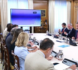 Sus Majestades los Reyes en la mesa de la reunión de la Comisión Delegada de la Fundación Princesa de Girona