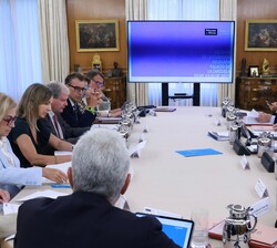 Sus Majestades los Reyes durante la reunión de la Comisión Delegada de la Fundación Princesa de Girona