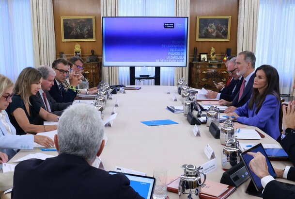 Sus Majestades los Reyes durante la reunión de la Comisión Delegada de la Fundación Princesa de Girona