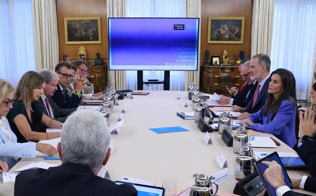 Sus Majestades los Reyes durante la reunión de la Comisión Delegada de la Fundación Princesa de Girona