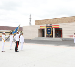 Su Majestad el Rey recibe honores de ordenanza a su llegada a la Escuela de Suboficiales de la Armada