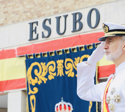 Su Majestad el Rey durante la interpretación del Himno Nacional