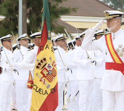 Su Majestad el Rey a su paso por la Bandera Nacional