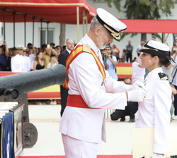 Su Majestad el Rey condecora con la Cruz del Mérito Naval con distintivo blanco a la número Uno del Cuerpo General de la Armada, la sargento Laura Pon