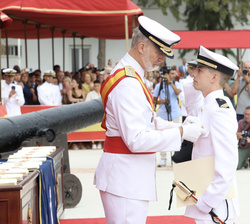 Su Majestad el Rey condecora con la Cruz del Mérito Naval con distintivo blanco al número Uno del Cuerpo General de la Armada, el sargento Javier Díaz
