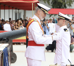 Su Majestad el Rey condecora con la Cruz del Mérito Naval con distintivo blanco al número Uno del Cuerpo General de la Armada, el sargento Borja Díaz 