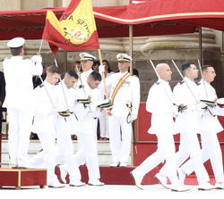 Su Majestad el Rey durante el desfile de los nuevos sargentos bajo la Enseña Nacional