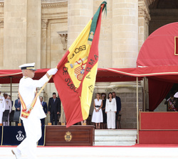 Su Majestad el Rey saluda a la Bandera Nacional a su paso por la Tribuna Real durante el desfile