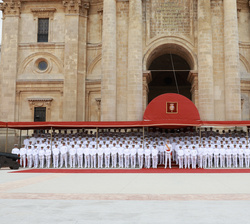 Fotografía de grupo de Su Majestad el Rey con los nuevos sargentos de la Armada