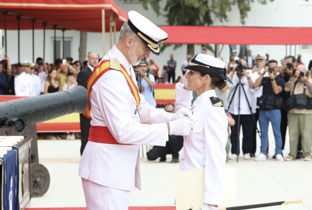 Su Majestad el Rey condecora con la Cruz del Mérito Naval con distintivo blanco a la número Uno del Cuerpo General de la Armada, la sargento Laura Pon