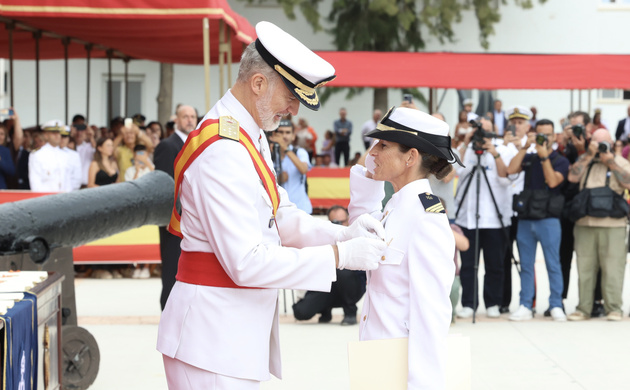 Su Majestad el Rey condecora con la Cruz del Mérito Naval con distintivo blanco a la número Uno del Cuerpo General de la Armada, la sargento Laura Pon