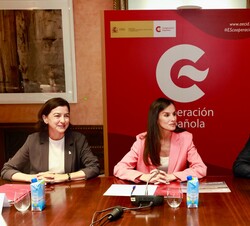 Su Majestad la Reina en el Salón Embajadores momentos antes de comenzar la reunión de trabajo