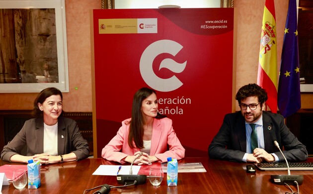 Su Majestad la Reina en el Salón Embajadores momentos antes de comenzar la reunión de trabajo