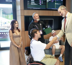 Su Majestad el Rey recibe el saludo de Martín de la Puente, campeón de dobles en la modalidad de tenis en silla