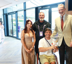 Su Majestad el Rey con Martín de la Puente, campeón de dobles en la modalidad de tenis en silla