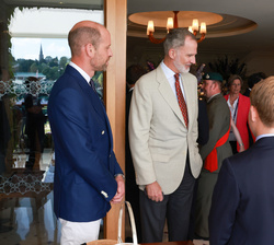 Su Majestad el Rey conversa con Sus Altezas Reales los Príncipes de Gales y sus hijos